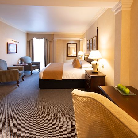 Millennium Hotel And Conference Centre Gloucester London Exterior photo A room at the hotel
