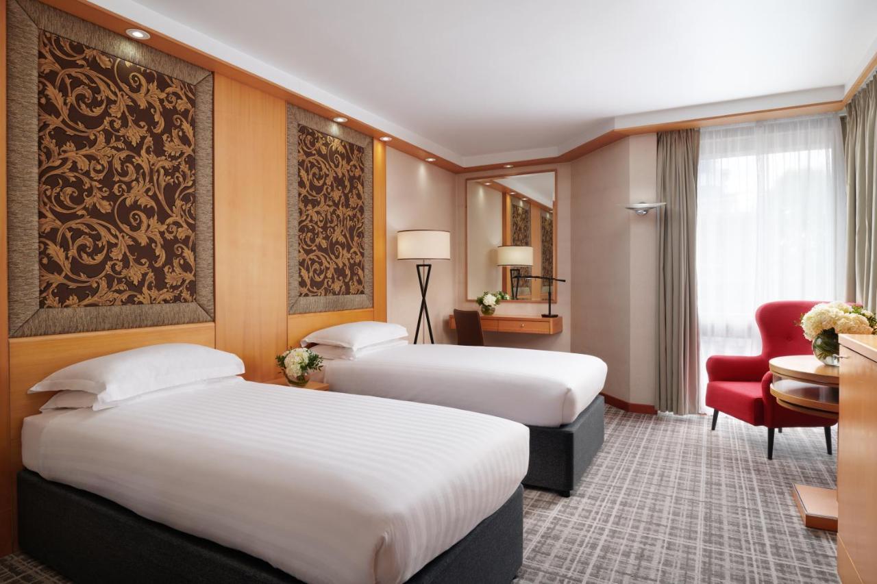 Millennium Hotel And Conference Centre Gloucester London Exterior photo A room at the Mandarin Oriental, London