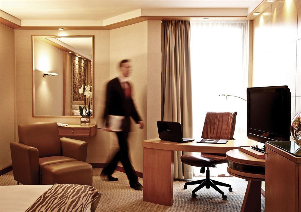 Millennium Hotel And Conference Centre Gloucester London Room photo Room interior