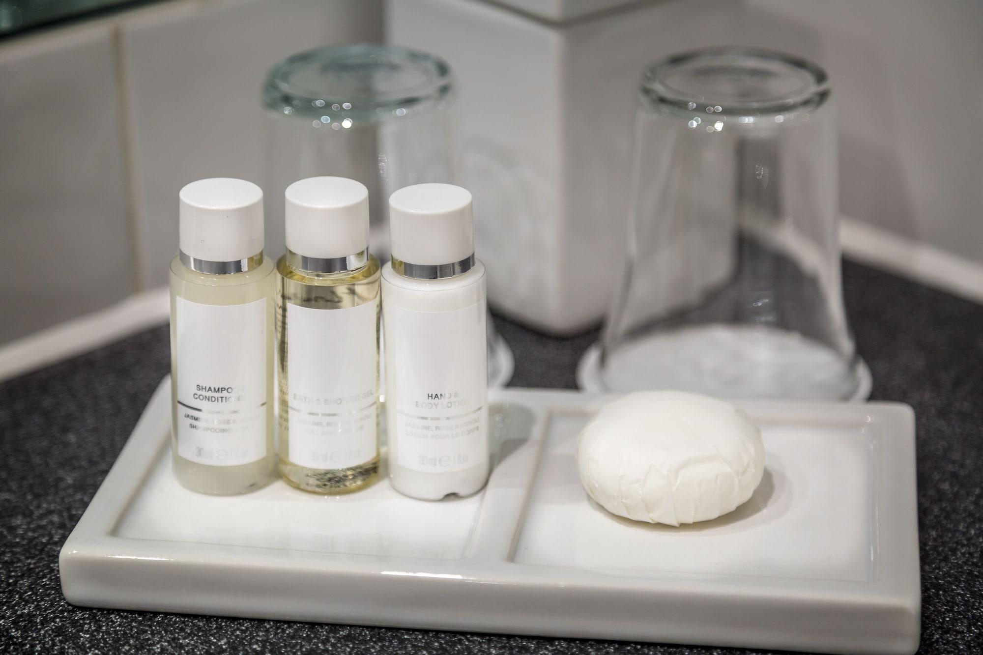 Millennium Hotel And Conference Centre Gloucester London Exterior photo Shampoo, conditioner, and lotion