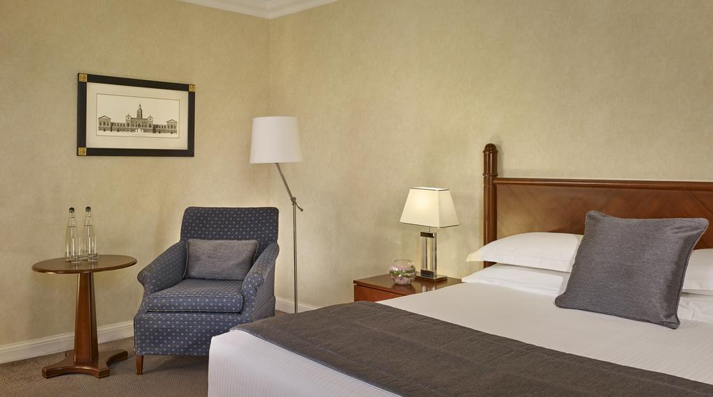 Millennium Hotel And Conference Centre Gloucester London Exterior photo A room at the Ritz in London
