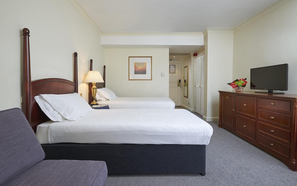 Millennium Hotel And Conference Centre Gloucester London Exterior photo A room at the hotel