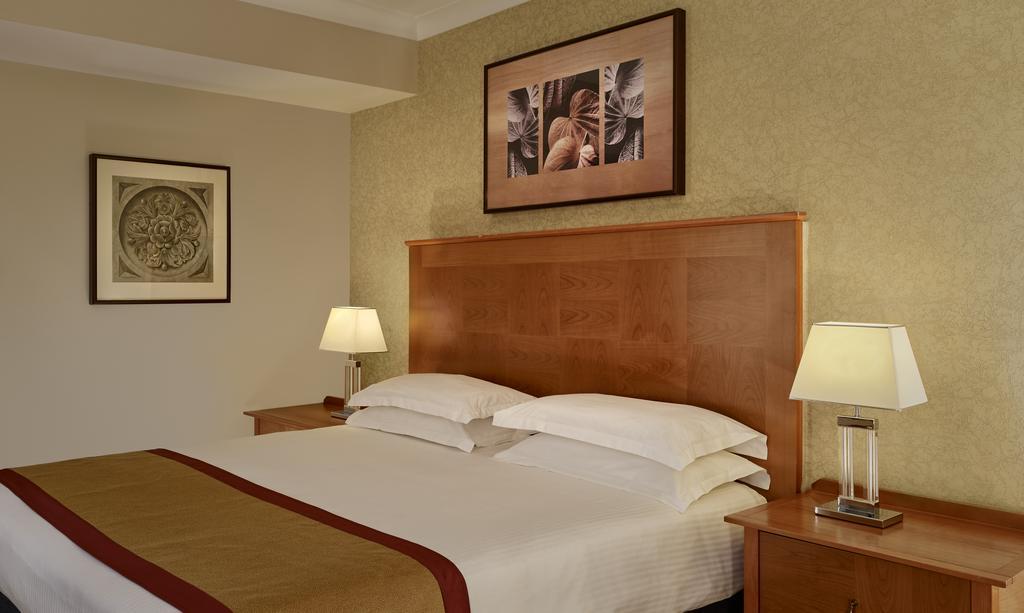 Millennium Hotel And Conference Centre Gloucester London Exterior photo A room at the hotel