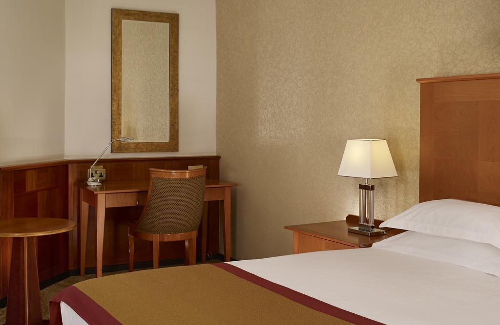 Millennium Hotel And Conference Centre Gloucester London Exterior photo A room at the hotel