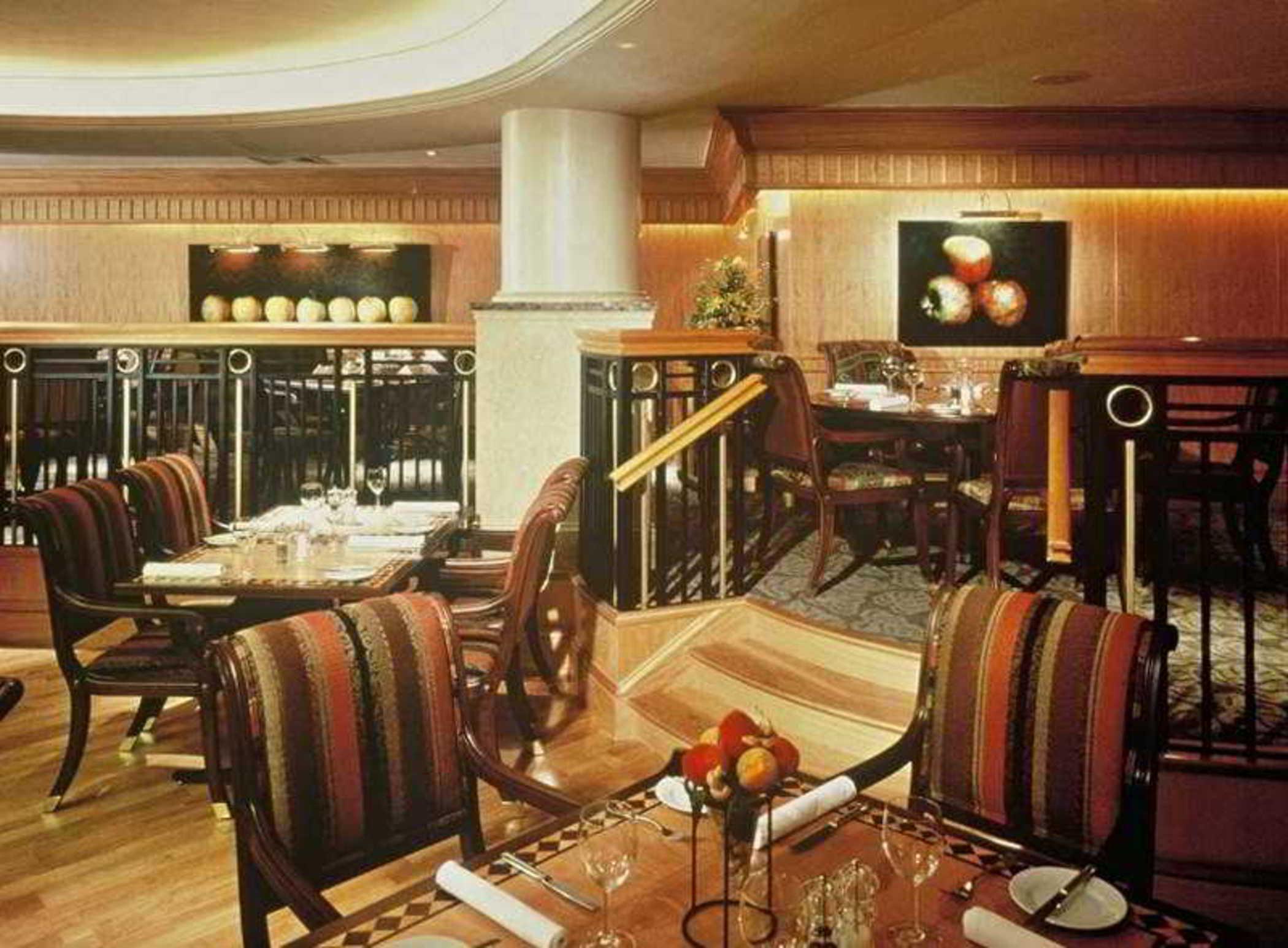 Millennium Hotel And Conference Centre Gloucester London Restaurant photo Interior of the restaurant