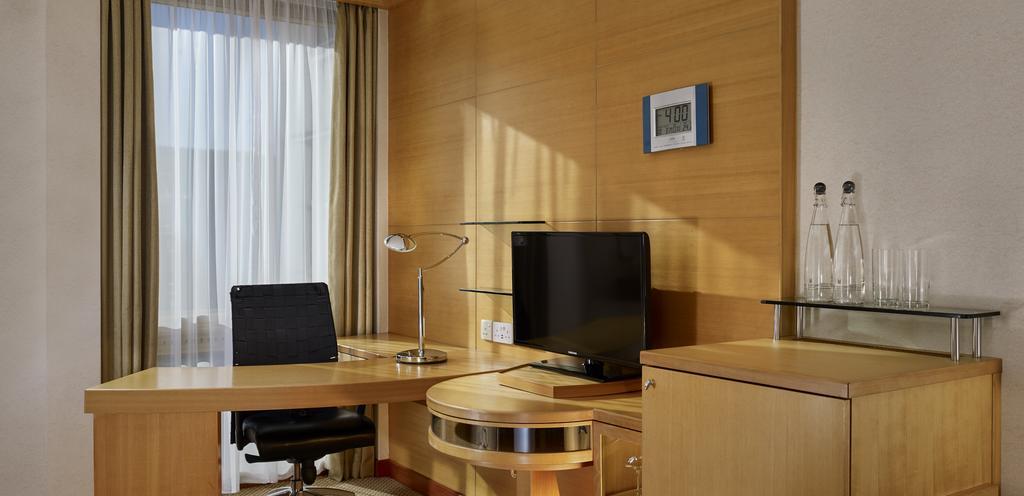Millennium Hotel And Conference Centre Gloucester London Exterior photo A room at the hotel