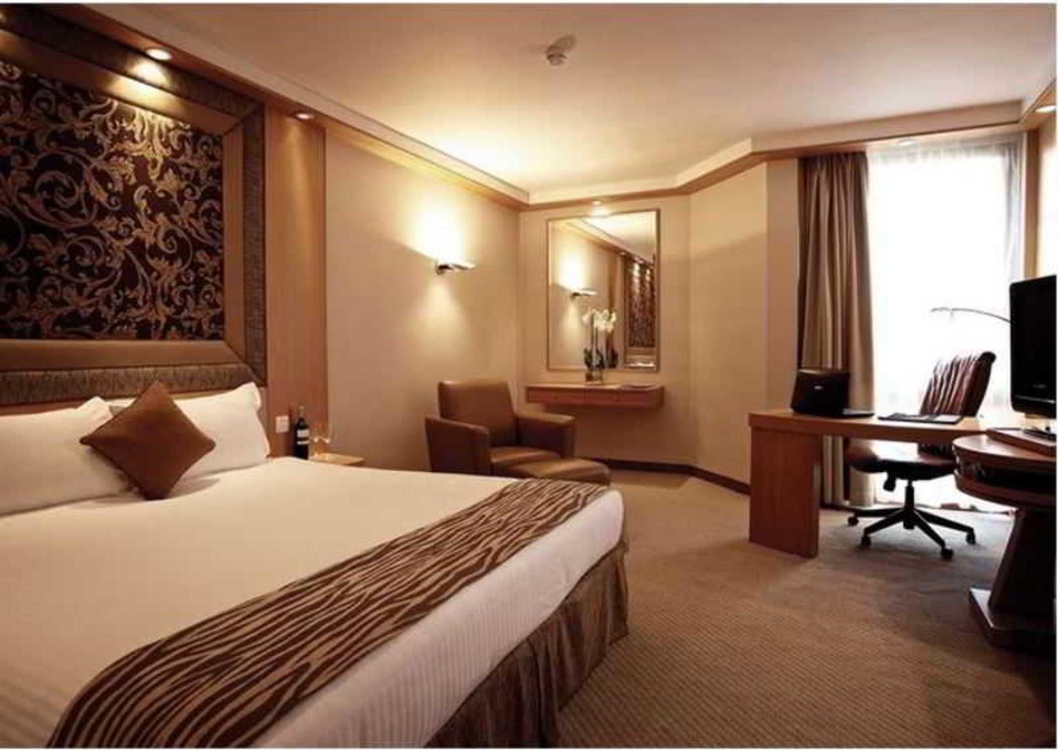 Millennium Hotel And Conference Centre Gloucester London Room photo A room at the hotel