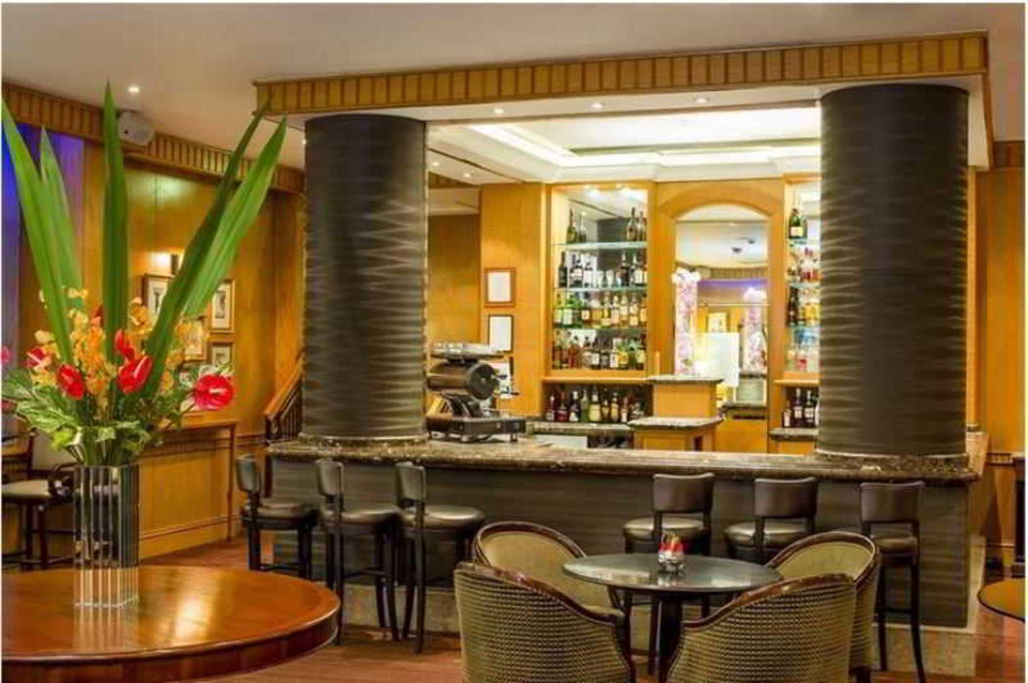 Millennium Hotel And Conference Centre Gloucester London Exterior photo The bar at the hotel