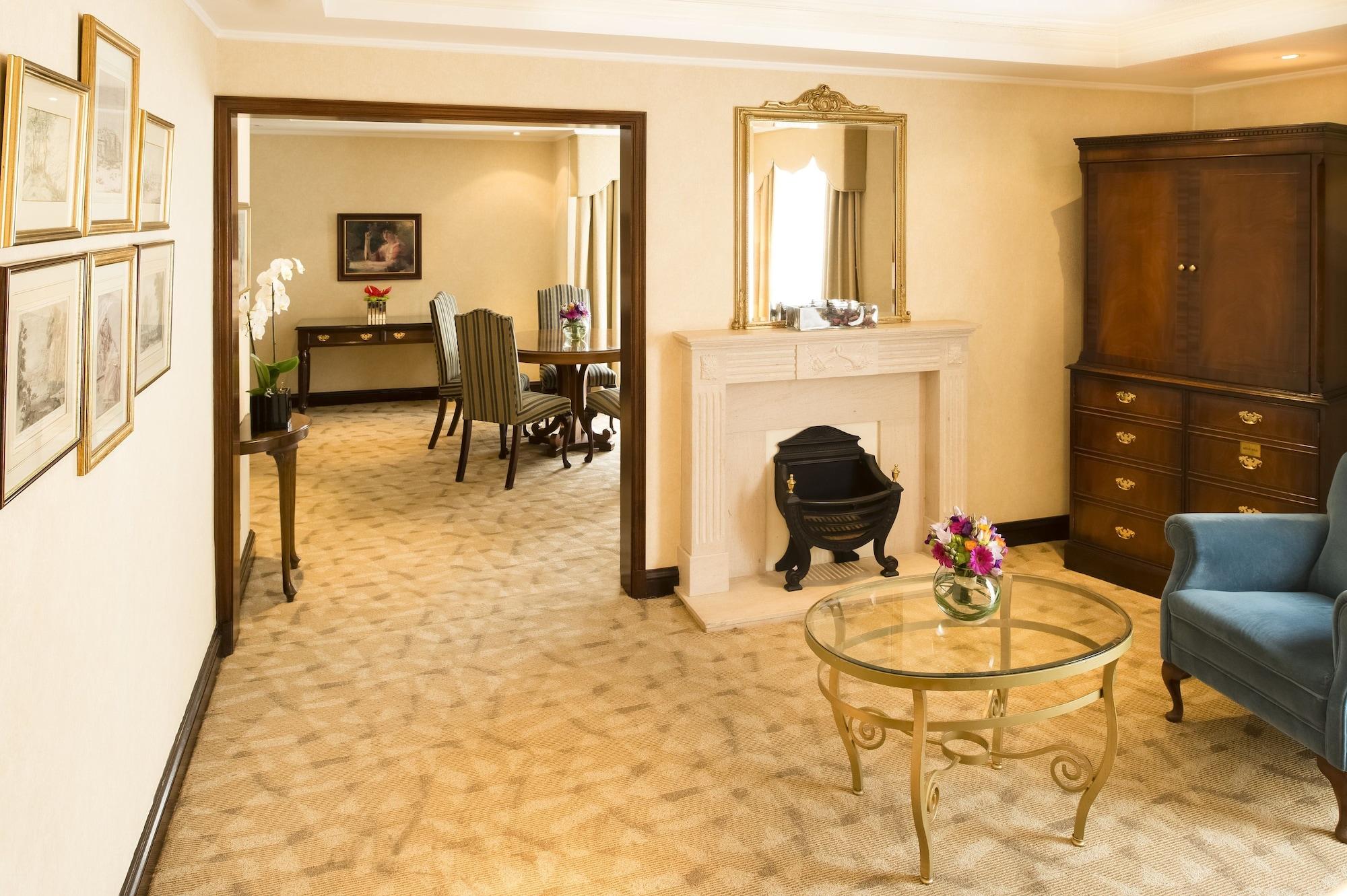 Millennium Hotel And Conference Centre Gloucester London Exterior photo The living room of a suite at the hotel