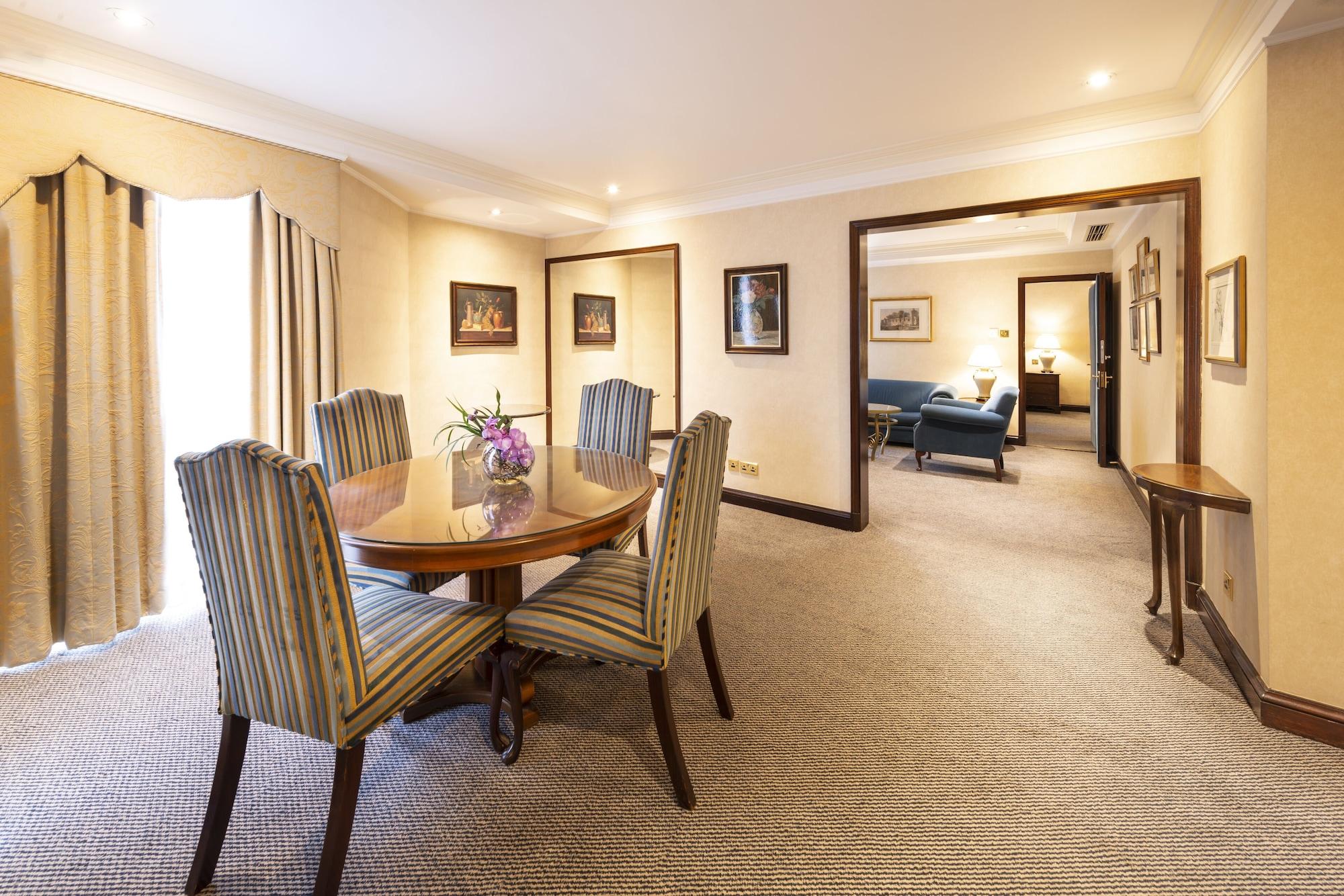 Millennium Hotel And Conference Centre Gloucester London Exterior photo A room at the hotel