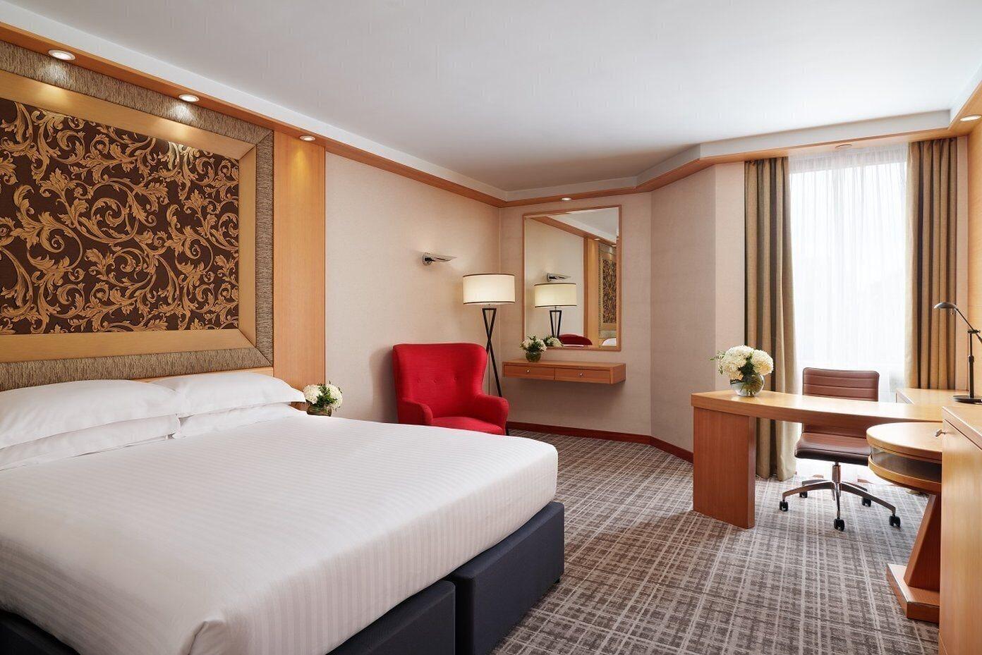Millennium Hotel And Conference Centre Gloucester London Exterior photo Room in a luxury hotel