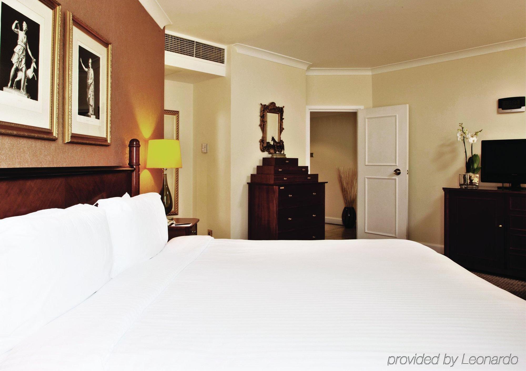 Millennium Hotel And Conference Centre Gloucester London Room photo Leonardo Leonardo